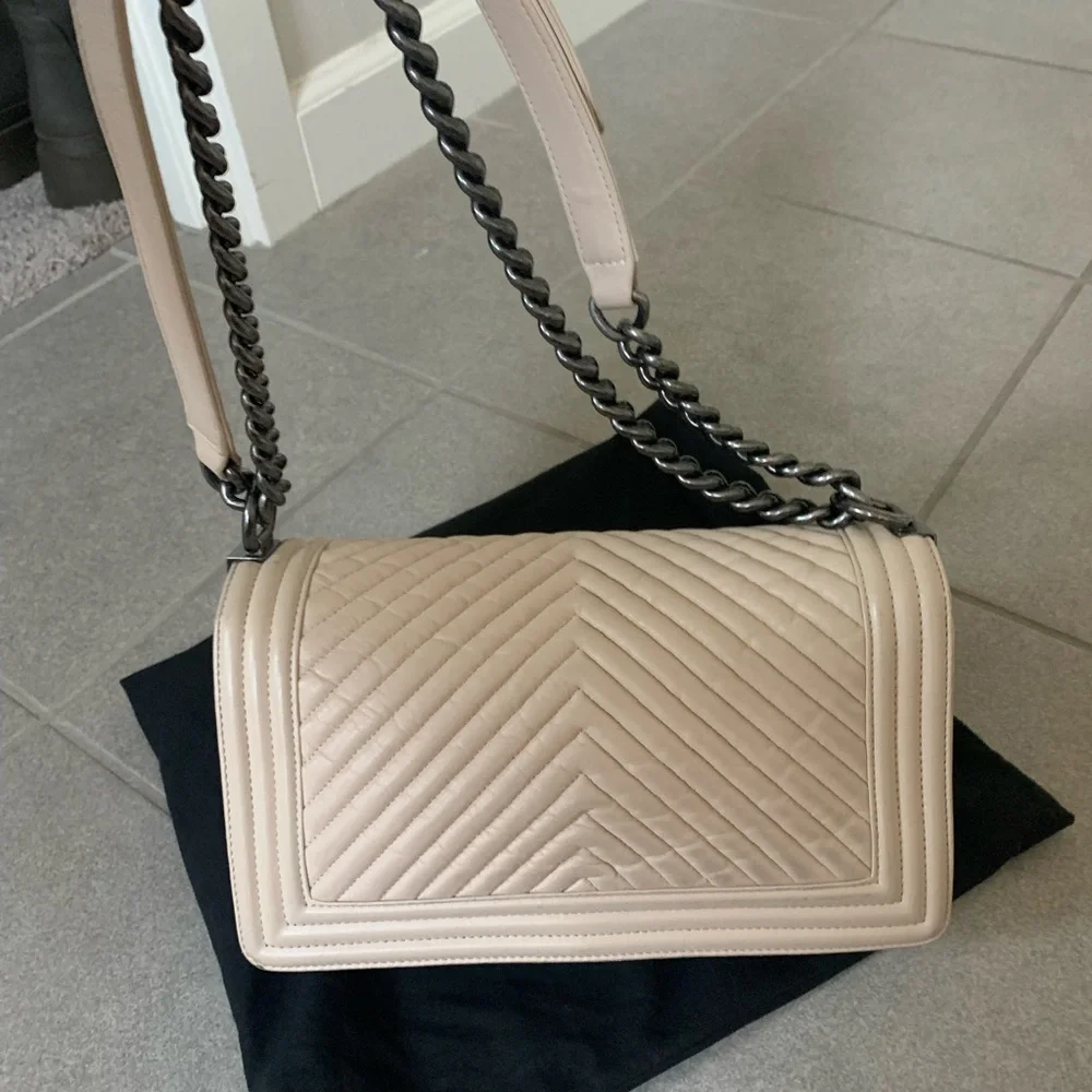 Chanel boy ivory ltd edition wrinkled leather gunmetal hardware medium chevron - Picture 3 of 10